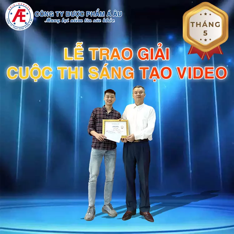 Anh Ngô Đăng Hiếu nhận Bằng khen và phần thưởng từ Giám đốc Nguyễn Văn Bình.webp